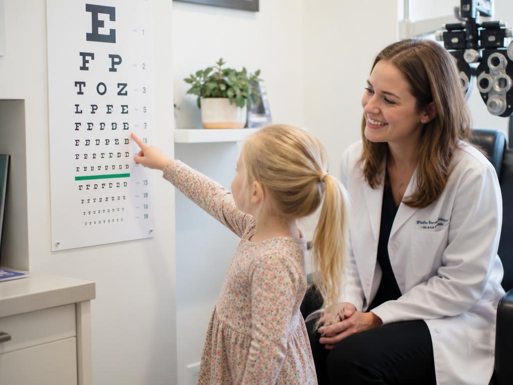 Kind beim altersgerechten Sehtest beim Kinderaugenarzt